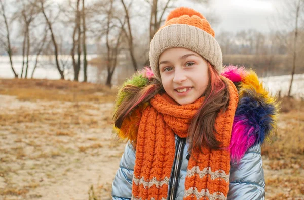 Mladá Krásná Žena Zimním Oblečení Dospívající Dívka Bundě Klobouku Školní — Stock fotografie