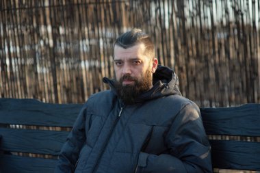 Sokakta gri ceketli sakallı bir adam. Bir adamın portresi. Sakallı adam..