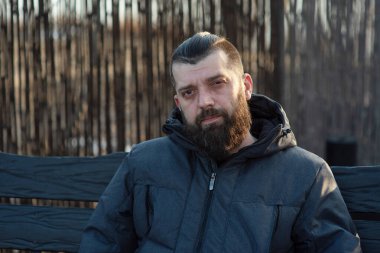 Sokakta gri ceketli sakallı bir adam. Bir adamın portresi. Sakallı adam..