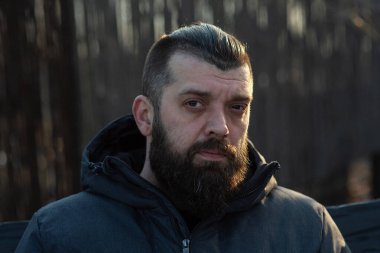 Sokakta gri ceketli sakallı bir adam. Bir adamın portresi. Sakallı adam..