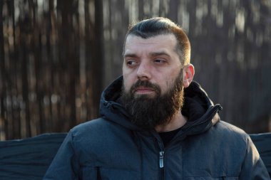 Sokakta gri ceketli sakallı bir adam. Bir adamın portresi. Sakallı adam..