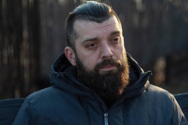 Sokakta gri ceketli sakallı bir adam. Bir adamın portresi. Sakallı adam..