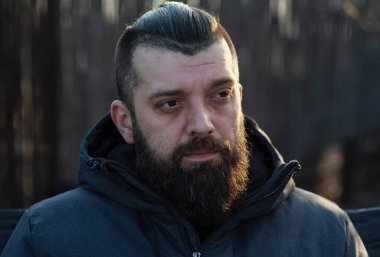 Sokakta gri ceketli sakallı bir adam. Bir adamın portresi. Sakallı adam..