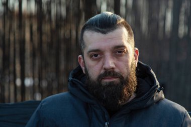 Sokakta gri ceketli sakallı bir adam. Bir adamın portresi. Sakallı adam..