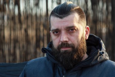 Sokakta gri ceketli sakallı bir adam. Bir adamın portresi. Sakallı adam..