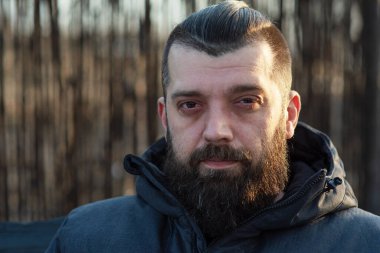 Sokakta gri ceketli sakallı bir adam. Bir adamın portresi. Sakallı adam..