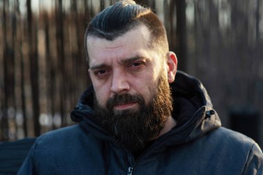 Sokakta gri ceketli sakallı bir adam. Bir adamın portresi. Sakallı adam..