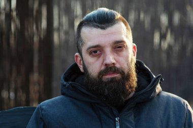 Sokakta gri ceketli sakallı bir adam. Bir adamın portresi. Sakallı adam..