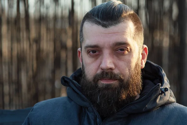 Sokakta gri ceketli sakallı bir adam. Bir adamın portresi. Sakallı adam..