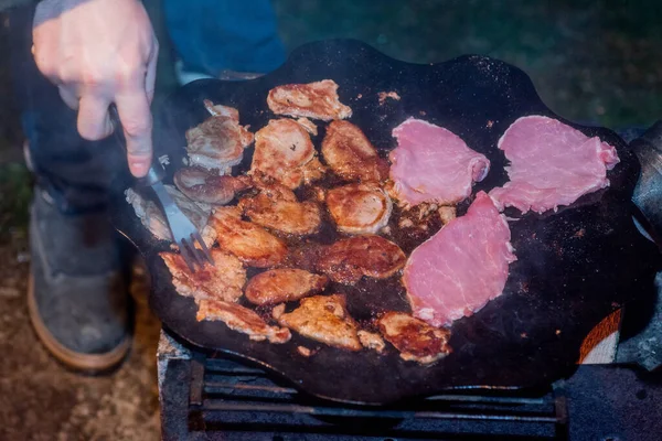 Tuoretta Pekonia Leirinuotion Ääressä Liha Paistetaan Pannulla Nuotion Päällä — kuvapankkivalokuva