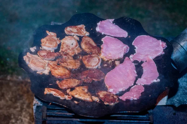 Bacon Fresco Ser Cozido Sobre Uma Fogueira Carne Frita Uma — Fotografia de Stock