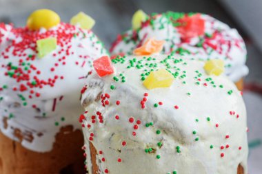 Paskalya pastası, yumurta. Paskalya yemeği ve yumurta. Bahar tatili. Renkli bıldırcın yumurtaları. Mutlu Paskalyalar