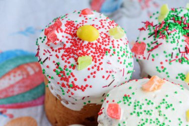 Paskalya pastası, yumurta. Paskalya yemeği ve yumurta. Bahar tatili. Renkli bıldırcın yumurtaları. Mutlu Paskalyalar