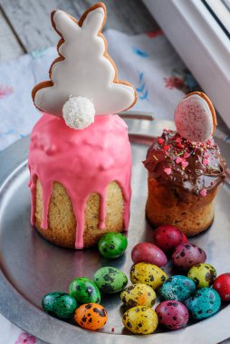 Paskalya pastası, yumurta. Paskalya yemeği ve yumurta. Bahar tatili. Renkli bıldırcın yumurtaları. Mutlu Paskalyalar