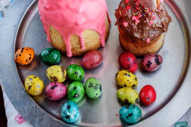 Paskalya pastası, yumurta. Paskalya yemeği ve yumurta. Bahar tatili. Renkli bıldırcın yumurtaları. Mutlu Paskalyalar