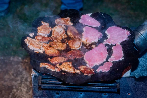 Bacon Fresco Ser Cozido Sobre Uma Fogueira Carne Frita Uma — Fotografia de Stock