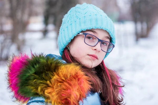 穿着保暖衣服的小女孩的冬季肖像 下雪天戴蓝帽的少女 — 图库照片