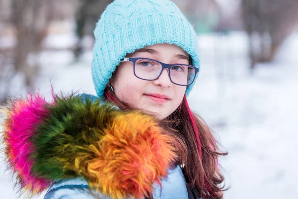 Zimowy Portret Młodej Dziewczyny Ciepłym Ubraniu Nastolatka Niebieskim Kapeluszu Śnieżnej — Zdjęcie stockowe