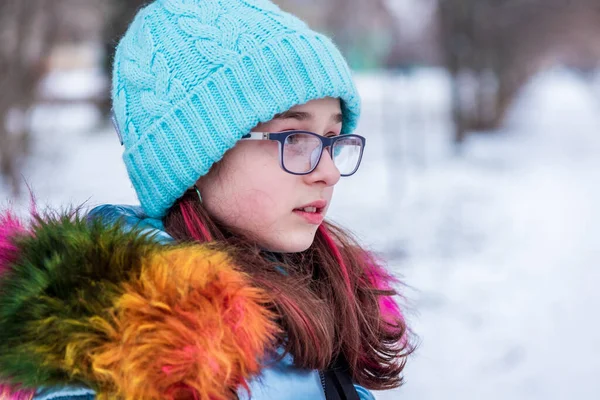 Zimowy Portret Młodej Dziewczyny Ciepłym Ubraniu Nastolatka Niebieskim Kapeluszu Śnieżnej — Zdjęcie stockowe