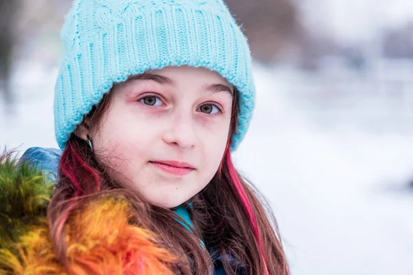 穿着保暖衣服的小女孩的冬季肖像 下雪天戴蓝帽的少女 — 图库照片