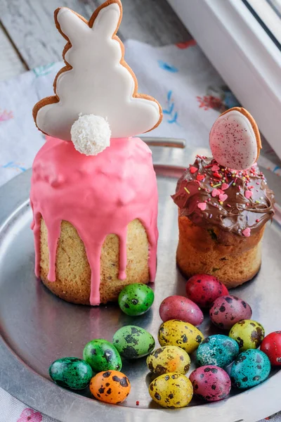 复活节蛋糕 复活节烘焙食品和鸡蛋 春假彩色鹌鹑蛋 东海岸快乐 — 图库照片