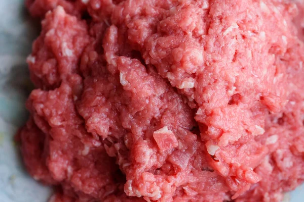 有机生肉切碎 做汉堡包或肉片的切肉 在肉磨床里切碎的肉 — 图库照片