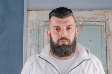 Şık sakallı hippi erkek. Stüdyoda sakallı esmer bir adamın portresi..