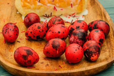 Renkli bıldırcın yumurtaları. Paskalya. Mutlu Paskalyalar. bahar tatili