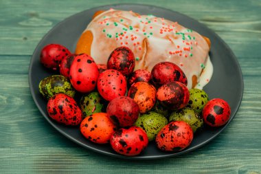 Renkli bıldırcın yumurtaları. Paskalya. Mutlu Paskalyalar. bahar tatili