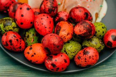 Renkli bıldırcın yumurtaları. Paskalya. Mutlu Paskalyalar. bahar tatili