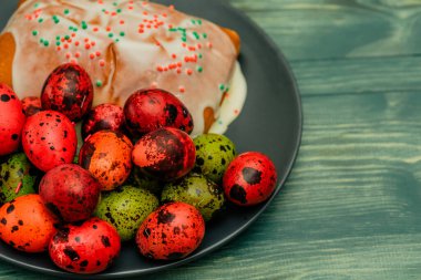 Renkli bıldırcın yumurtaları. Paskalya. Mutlu Paskalyalar. bahar tatili