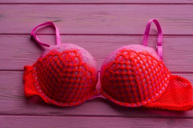 Sütyen. Pembe sutyen. Pembe arka planda sutyen. Güzel iç çamaşırı. Kadınlar için kıyafetler.