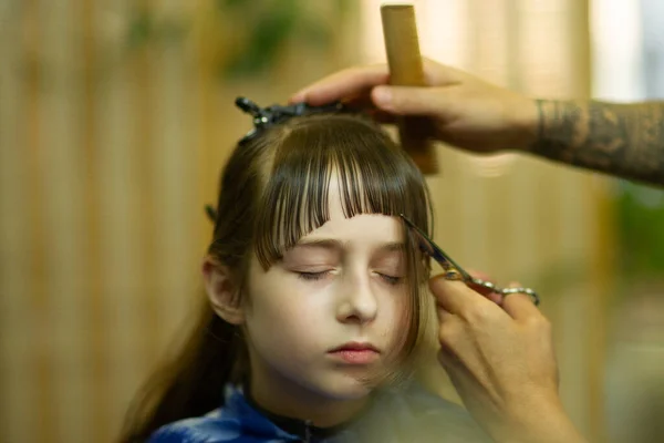 女の子は美容室で前髪をカットされます 美の概念 — ストック写真