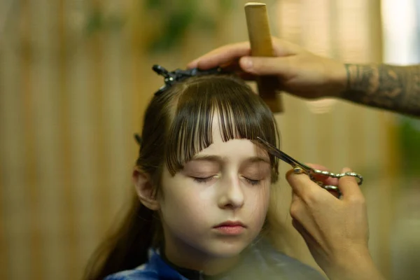 小女孩的刘海在美容院被裁剪 美的概念 — 图库照片