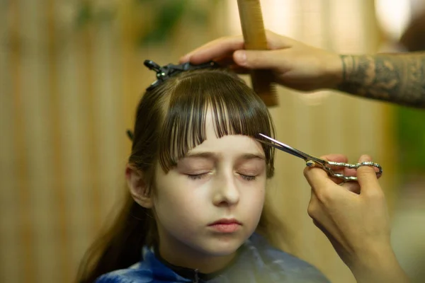 小女孩的刘海在美容院被裁剪 美的概念 — 图库照片