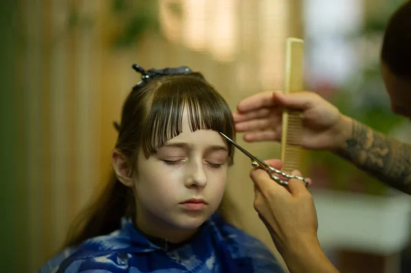 Little Girl Gets Her Bangs Cut Beauty Salon Beauty Concept — Stock Photo, Image