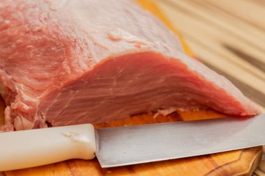 Kasap mutfakta domuz eti kesiyor. Domuz eti ve bıçak. Yemek hazırlığı