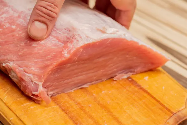 Metzger Schneidet Schweinefleisch Der Küche Schweinestück Und Messer Vorhanden Mahlzeitenzubereitung — Stockfoto