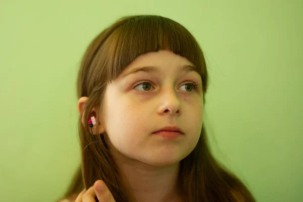 Krásná Mladá Dívka Sluchátky Teenager Dívka Sluchátkách Zeleném Pozadí Portrét — Stock fotografie