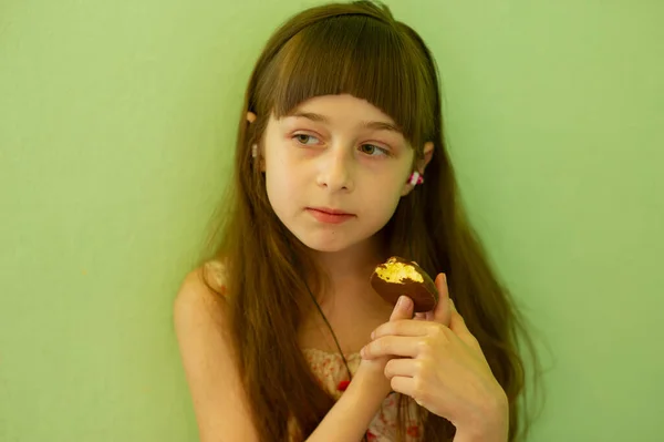Vacker Ung Flicka Med Hörlurar Tonårstjej Hörlurar Grön Bakgrund Porträtt — Stockfoto