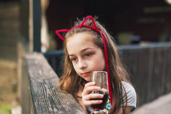 Encantador Engraçado Menina Bebe Restaurante Menina Bebe Copo Café Rua — Fotografia de Stock