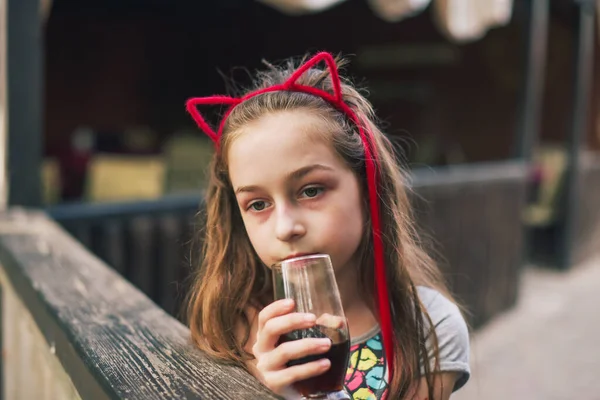 Charming Funny Kleines Mädchen Trinkt Einem Restaurant Mädchen Trinkt Sommerlichem — Stockfoto