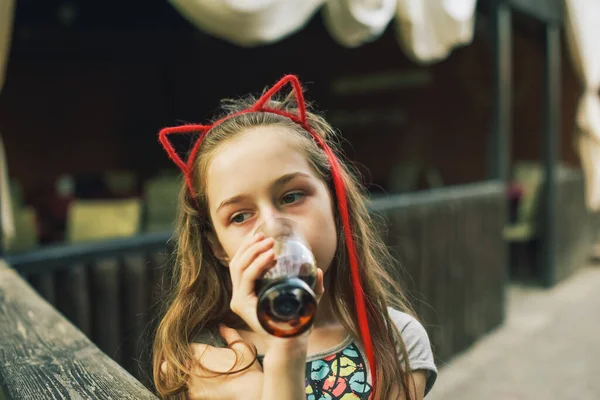 Encantador Engraçado Menina Bebe Restaurante Menina Bebe Copo Café Rua — Fotografia de Stock