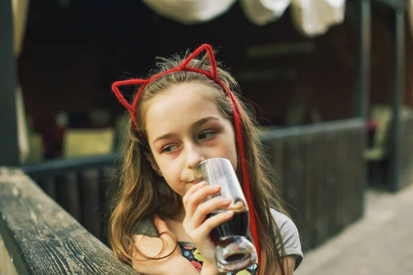 Encantadora Niña Divertida Bebe Restaurante Chica Bebe Vaso Café Verano —  Fotos de Stock