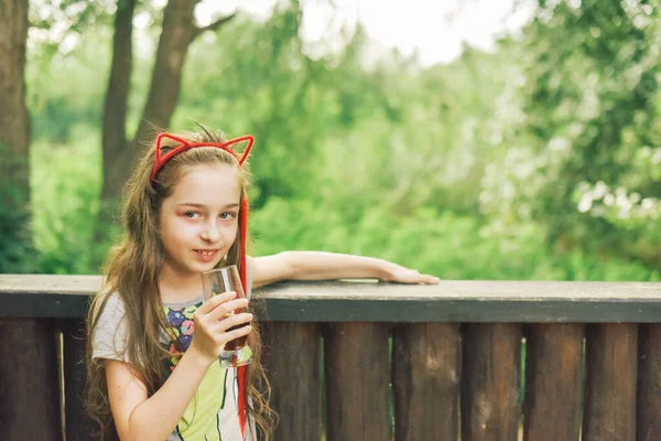 Χαριτωμένο Αστείο Κοριτσάκι Πίνει Ένα Εστιατόριο Κορίτσι Πίνει Από Ένα — Φωτογραφία Αρχείου