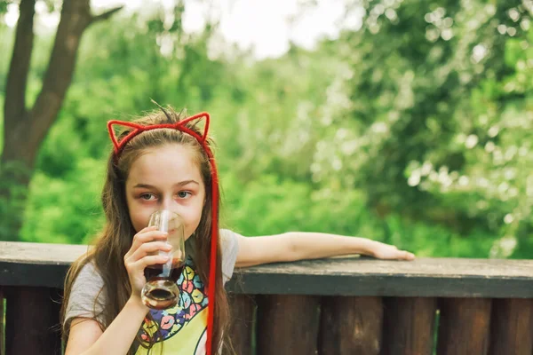 Charming Funny Kleines Mädchen Trinkt Einem Restaurant Mädchen Trinkt Sommerlichem — Stockfoto