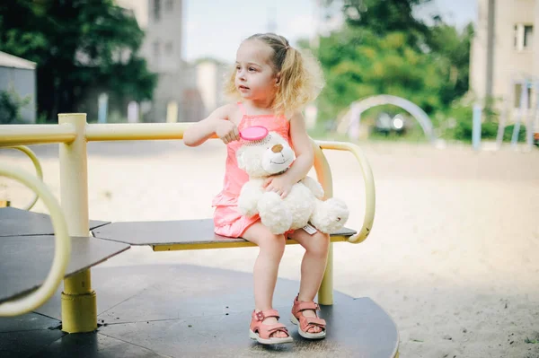 Imádnivaló Lány Ruha Swing Játszótéren Parkban Kislány Ruha Játszótéren Nyáron — Stock Fotó