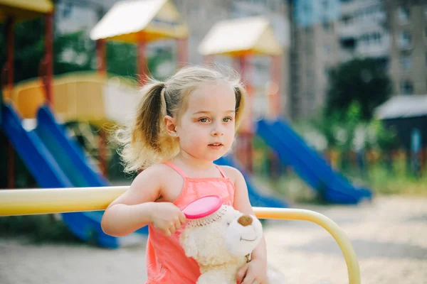 공원의 놀이터에서 드레스입은 스러운 아가씨 여름에 놀이터에서 — 스톡 사진