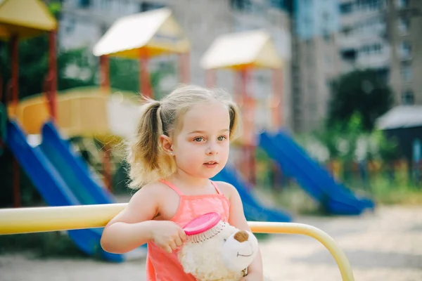 Schattig Meisje Jurk Schommel Speeltuin Het Park Klein Meisje Jurk — Stockfoto