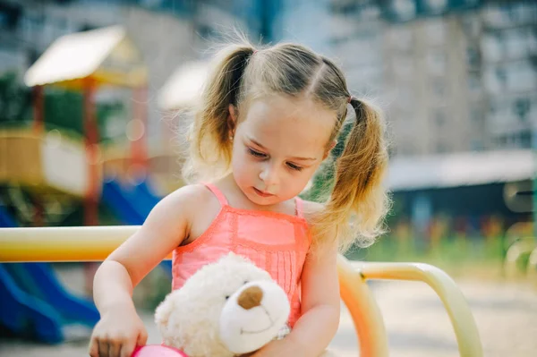 Schattig Meisje Jurk Schommel Speeltuin Het Park Klein Meisje Jurk — Stockfoto